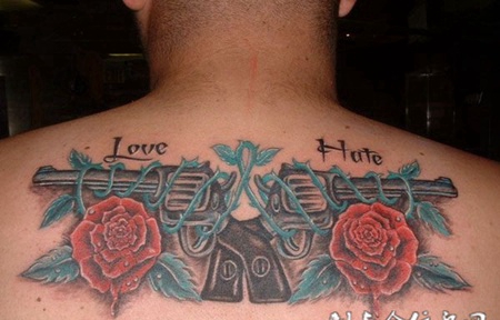 后背上的手枪玫瑰花纹身图案