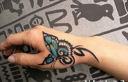 虎口上的蝴蝶纹身图案