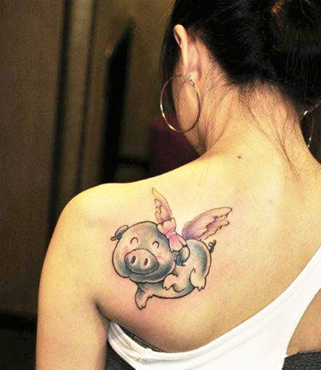 美女背部粉红小猪纹身图案