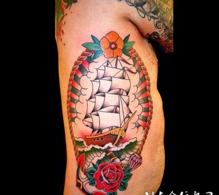 腰侧的帆船玫瑰花纹身图案