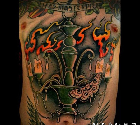 胸前的烛台纹身图案