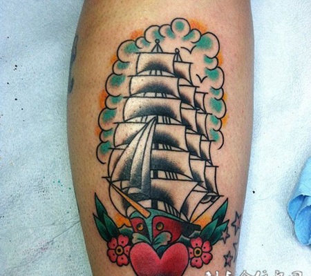 小腿上的帆船心纹身图案