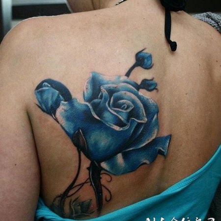 后背上的蓝色妖姬纹身图案