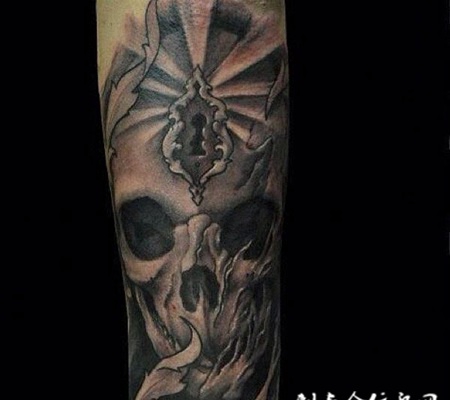 小臂上的骷髅头锁纹身图案