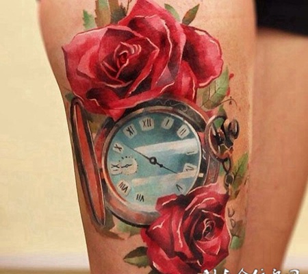 大腿上的时钟玫瑰花纹身图案