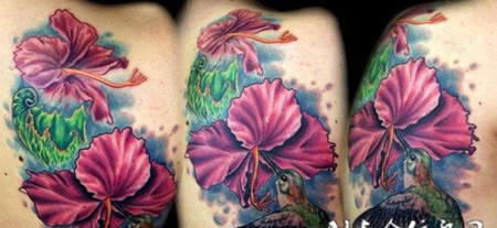 大臂上的木槿花蜂鸟纹身图案