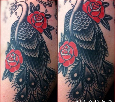 大臂上的孔雀玫瑰纹身图案