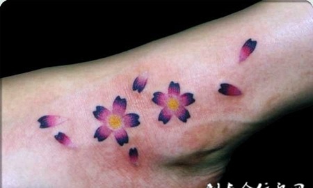 脚腕上的樱花纹身图案