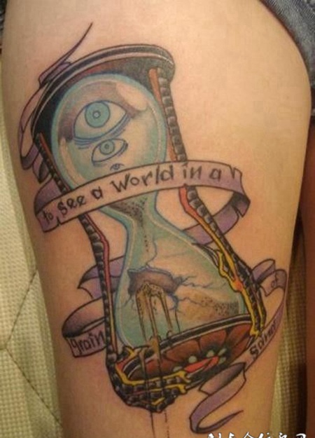 大腿上的沙漏纹身图案