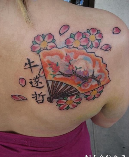 后背上的樱花扇子纹身图案