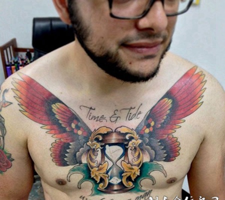 胸前的沙漏和翅膀纹身图案