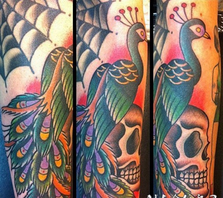 小臂上的孔雀骷髅头纹身图案