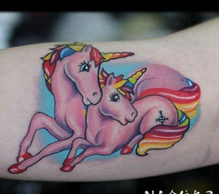 小臂上的独角兽纹身图案