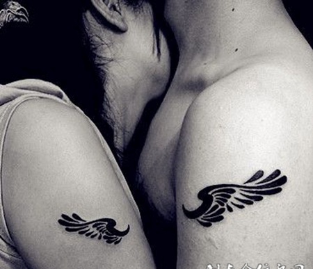 大臂上的翅膀图腾情侣纹身图案