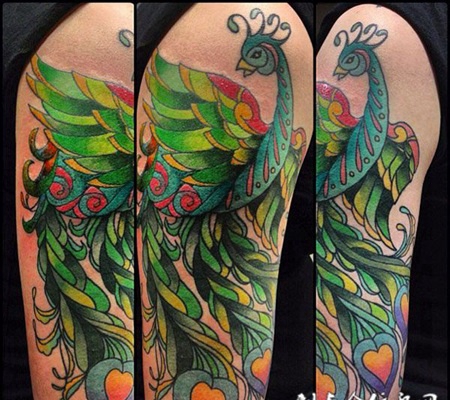 大臂上的绿色孔雀纹身图案