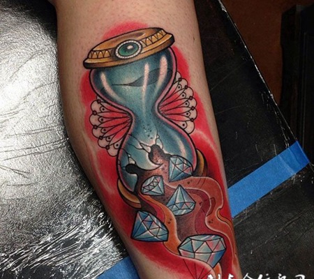 小腿上的钻石沙漏纹身图案