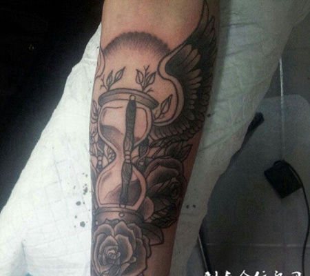 小臂上的沙漏翅膀纹身图案