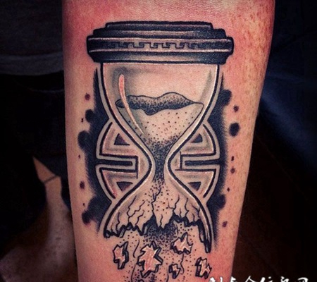 小臂上破碎的沙漏纹身图案