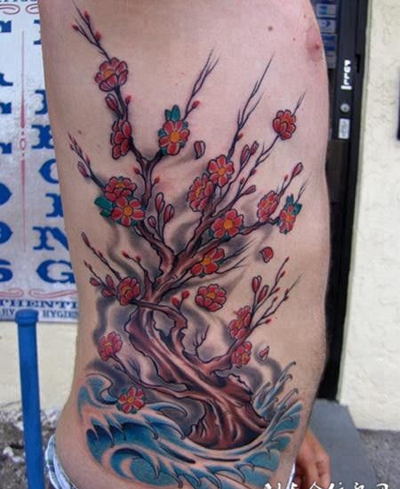 腰侧的樱花树纹身图案