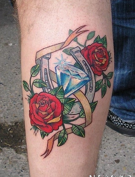 小腿上的钻石玫瑰花的纹身图案