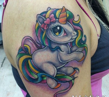 大臂上的卡通天马纹身图案