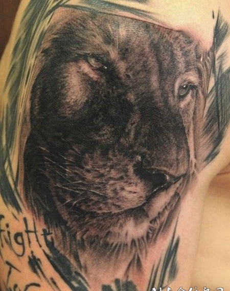 大腿上的狮子头纹身图案