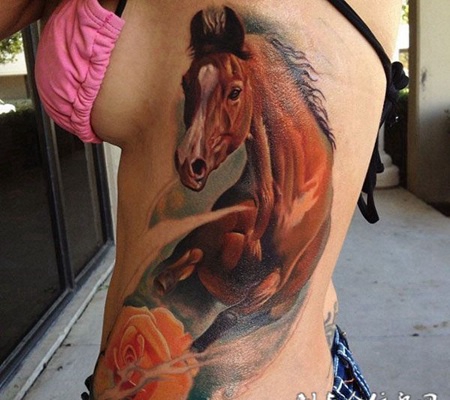 胸侧的骏马纹身图案