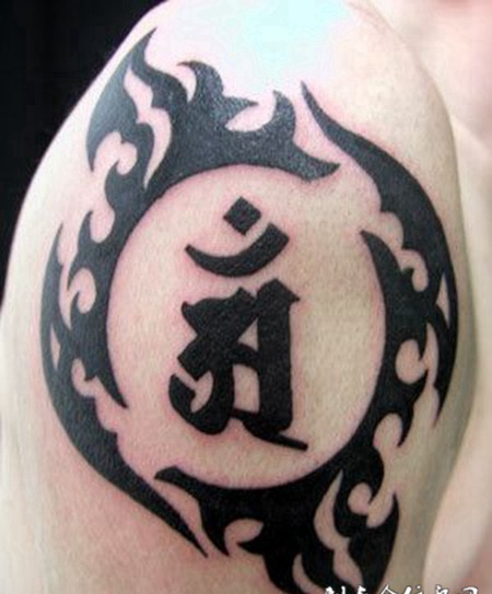 大臂上的梵文纹身图案