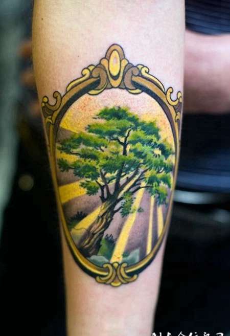 小臂上的镜框树纹身图案