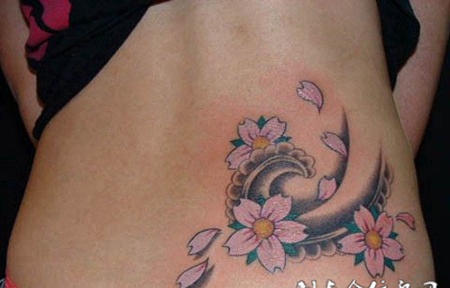 后腰上的樱花纹身图案