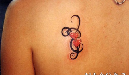 后背上的心图腾纹身图案