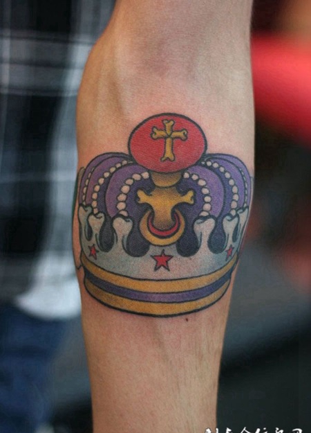 小臂上的紫色皇冠纹身图案