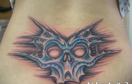后腰上的骷髅头纹身图案