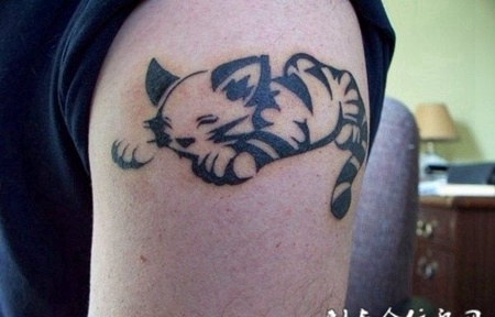 大臂上的猫咪图腾纹身图案