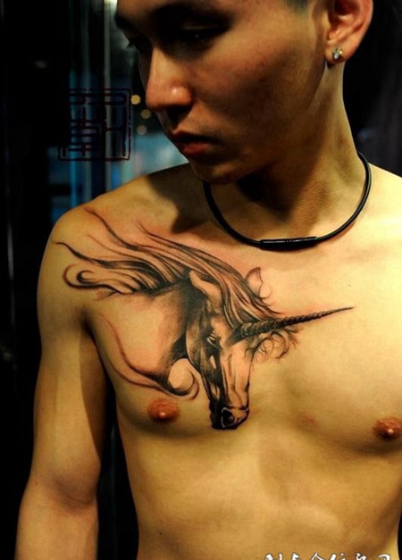 胸前的独角兽纹身图案