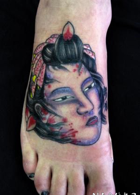 脚面上的生首纹身图案