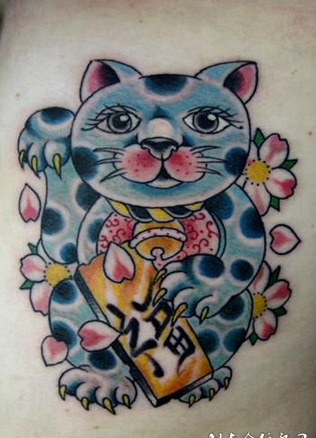 腰侧的招财猫樱花纹身图案
