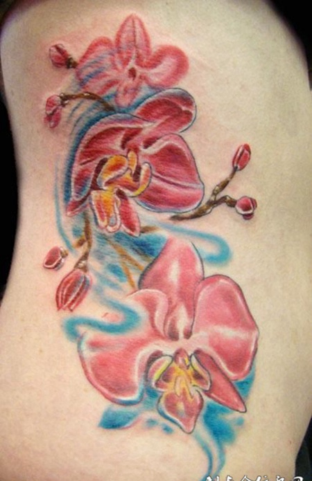 腰侧的海棠花纹身图案