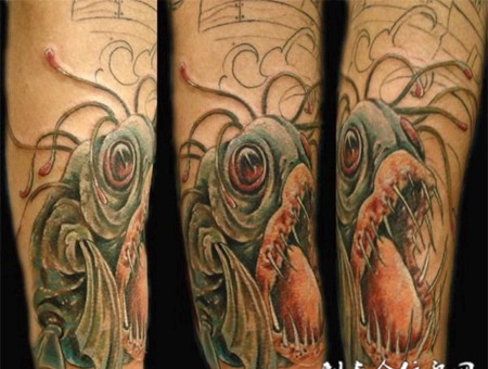 小臂上的昆虫纹身图案