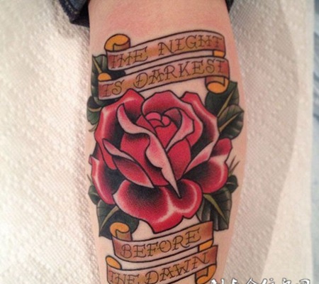 小腿上的红色玫瑰花的纹身图案