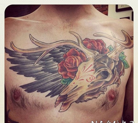 胸前的鹿头骨翅膀纹身图案