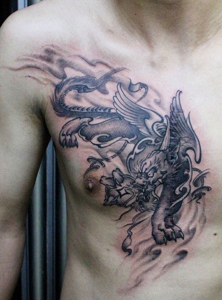 胸前的麒麟纹身图案
