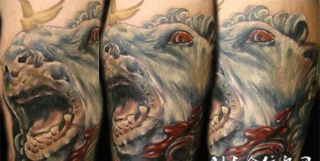 大臂上的恶魔头纹身图案