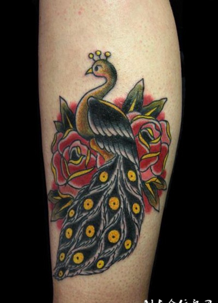 小腿上的孔雀玫瑰纹身图案