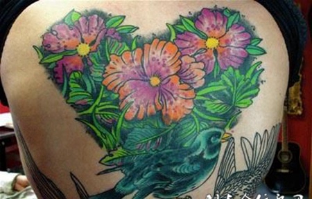 后背上的心形木槿花纹身图案