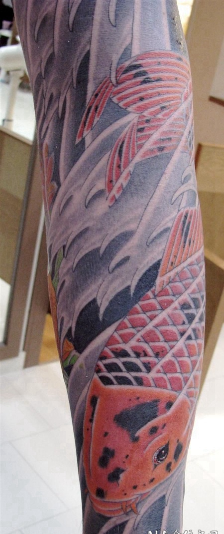小腿上的鲤鱼水花纹身图案