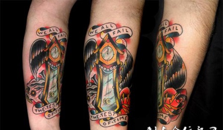 小臂上的钟表翅膀纹身图案