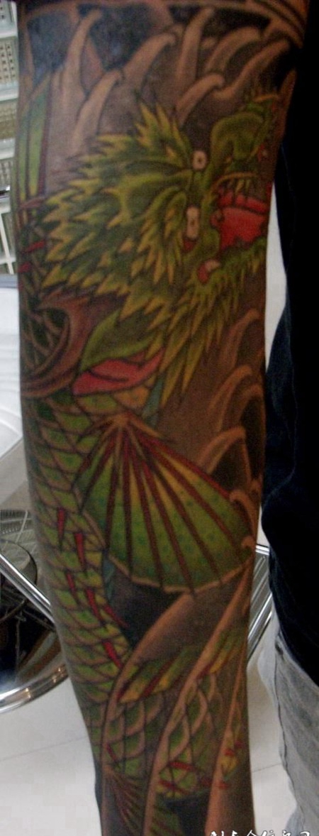 包臂鳌鱼纹身图案