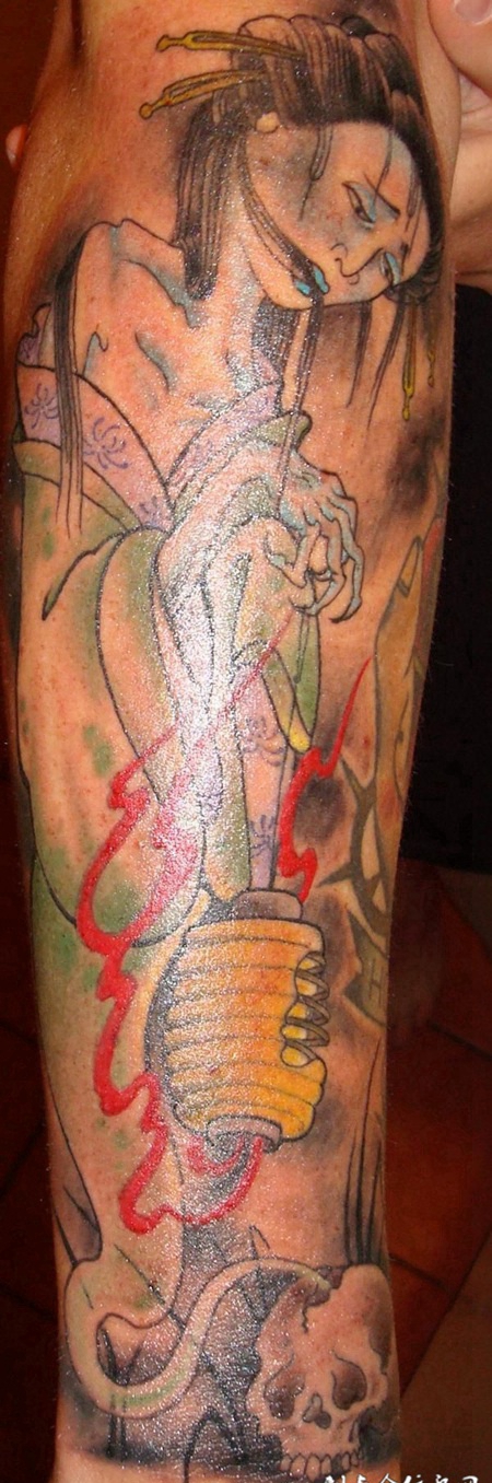 小臂上的女鬼纹身图案