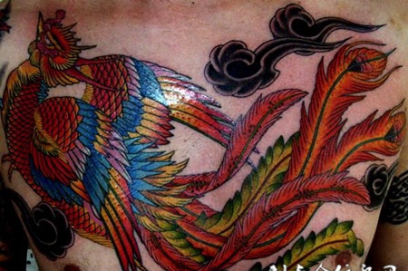 胸前的凤凰的纹身图案